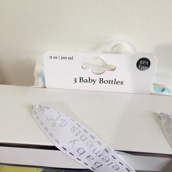 New baby bottles and blanket - Picture 6 of 6